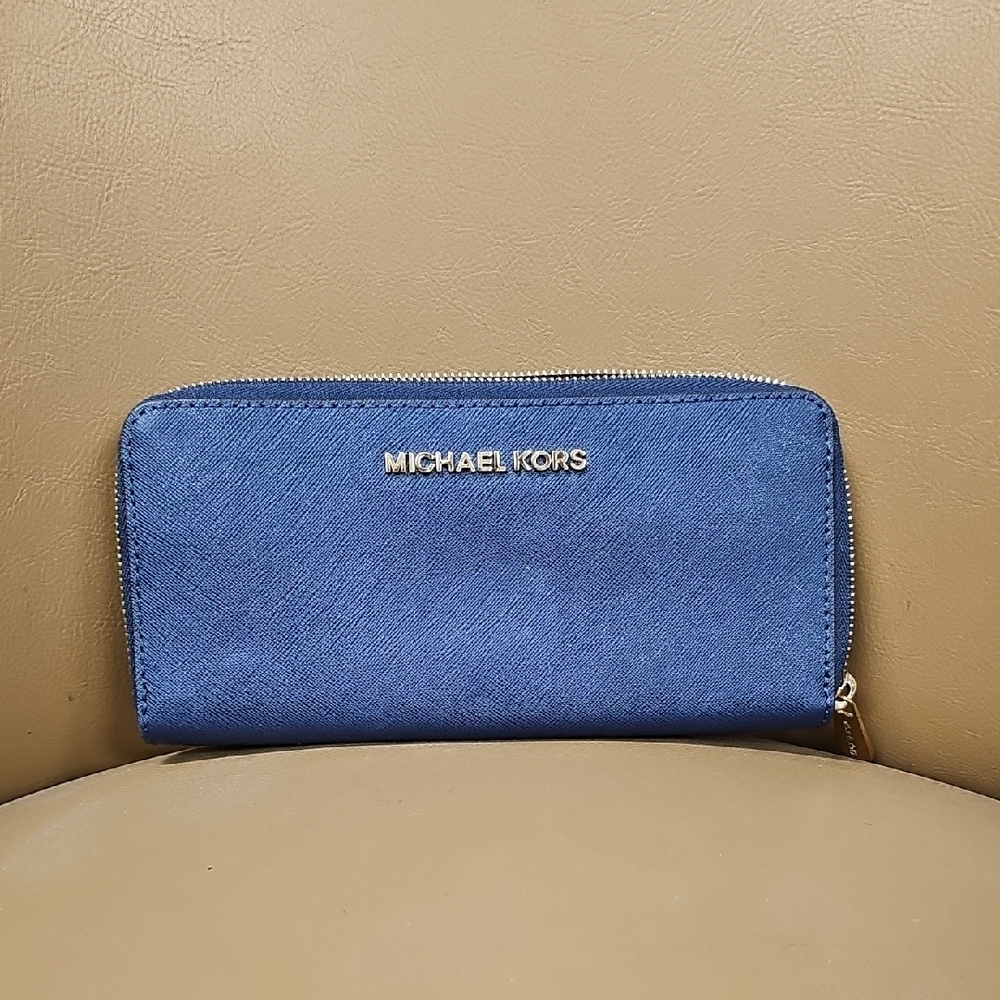 MICHAEL KORS JET SET TRAVEL WALLET